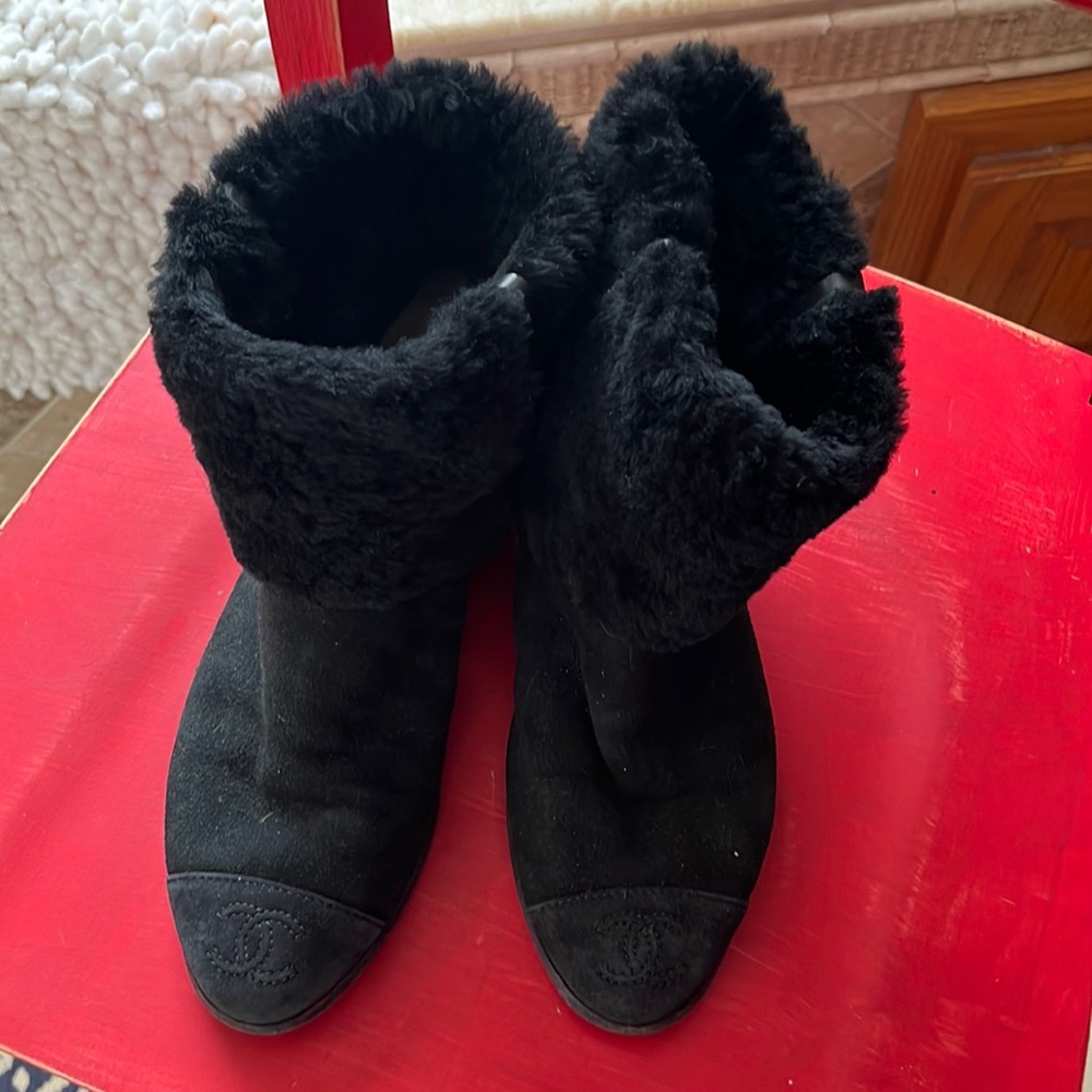 Black Chanel ankle boots with fur size 37
